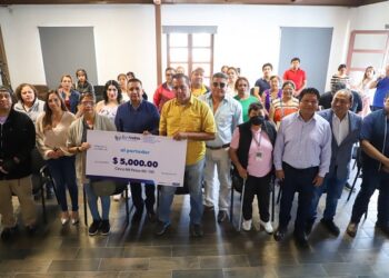 Edil de San Andrés Cholula entrega apoyos económicos a comerciantes
