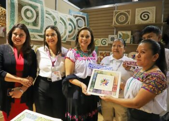 Gaby Bonilla y Marta Ornelas inauguran el stand de Puebla en Tianguis Internacional