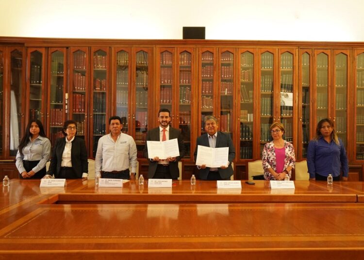 Toño López firma convenio con Universidad de Los Ángeles