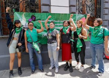 Marea Verde se manifiesta en el Congreso de Estado en pro del aborto
