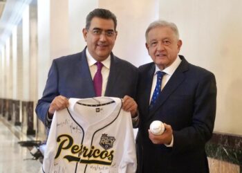 AMLO recibe el jersey de Pericos campeones de la Serie del Rey 2023