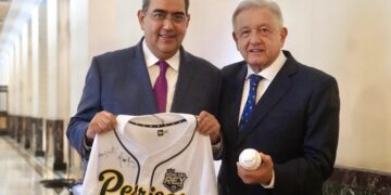 AMLO recibe el jersey de Pericos campeones de la Serie del Rey 2023