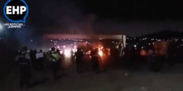VIDEO: Granaderos retiran bloqueo en la autopista México-Puebla