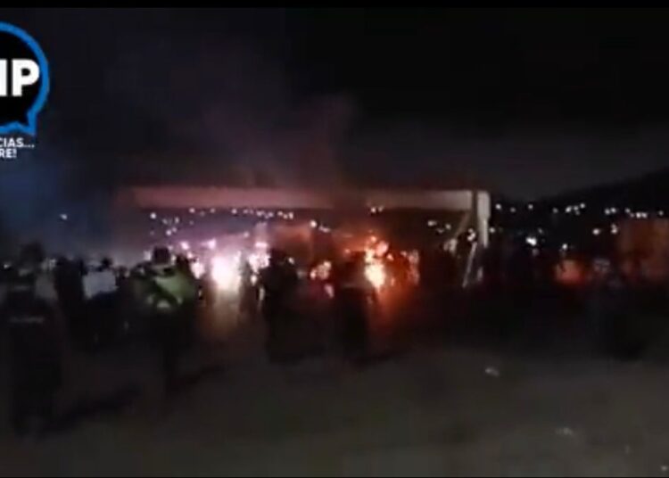 VIDEO: Granaderos retiran bloqueo en la autopista México-Puebla