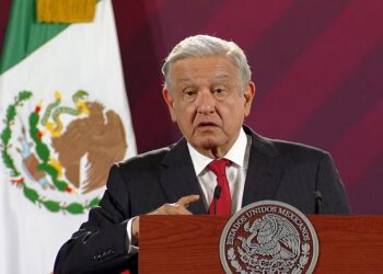 Bastón de mando representa continuidad de atender a los más pobres del país: AMLO