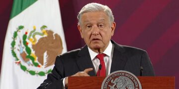 Bastón de mando representa continuidad de atender a los más pobres del país: AMLO