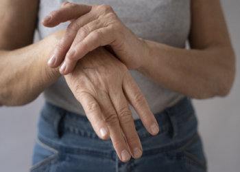 Por cada hombre, 4 mujeres padecen artritis reumatoide