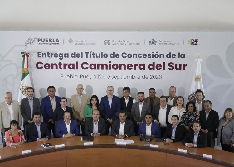 Céspedes entrega título de concesión de Central Camionera del Sur