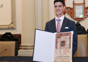 Jo Canales, preparador físico de Checo Pérez, recibe copia de la Cédula Real de Puebla