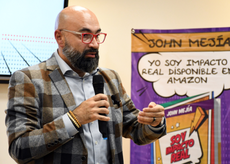 Redes sociales son más que sólo entretenimiento: John Mejía
