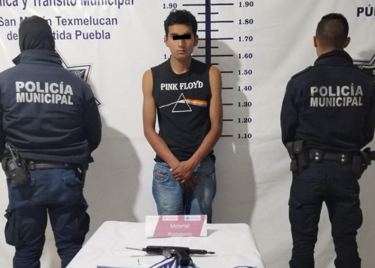 Policía de Texmelucan asegura a sujeto por portar arma de fuego; intentó robar una moto