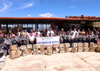 Lorenzo Rivera entrega apoyos a escuelas en Chignahuapan