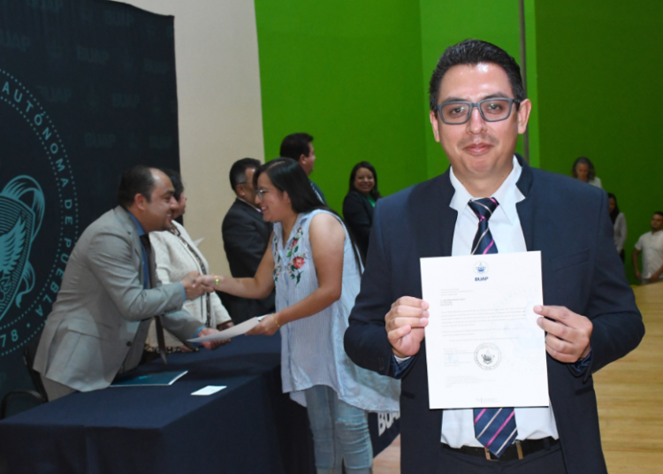 BUAP entrega 36 definitividades a personal no académico