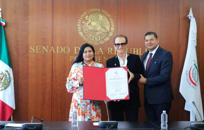 Emmanuel recibe reconocimiento por el Senado