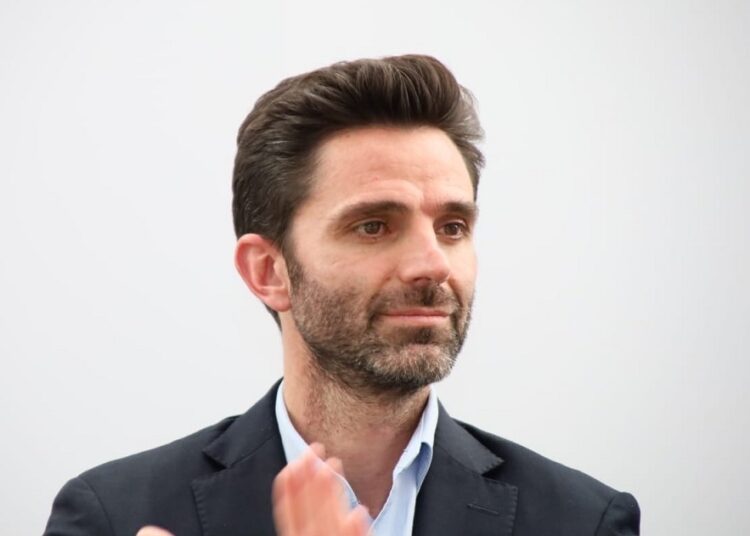 Rodrigo Abdala se registra para participar en encuesta de Morena