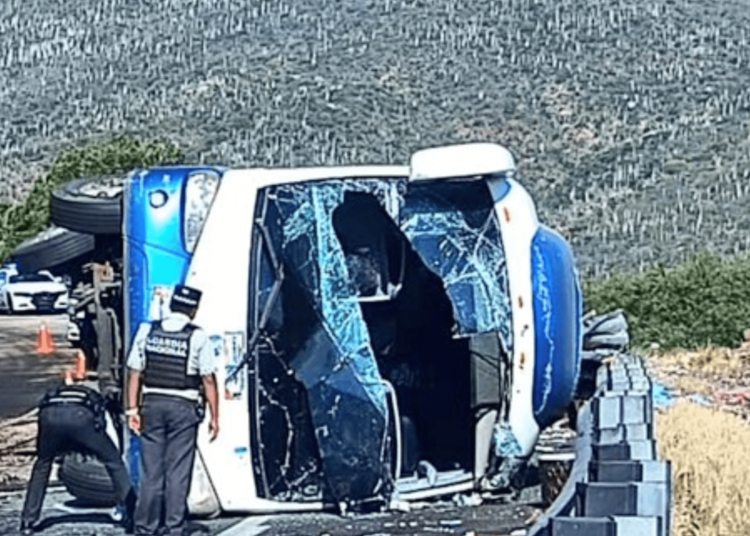 Atienden a heridos de accidente en autopista