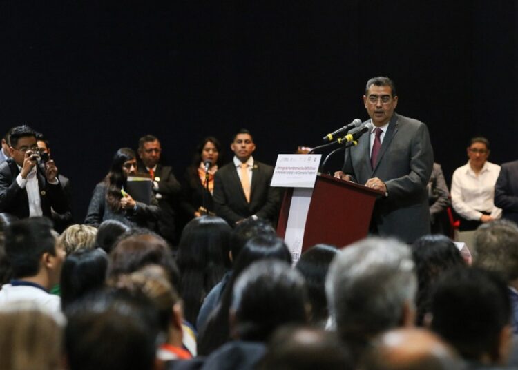 Céspedes reconoce dedicación de docentes