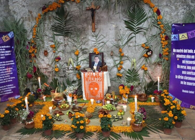 Sección 51 del SNTE inaugura exposición de ofrendas dedicadas a maestros