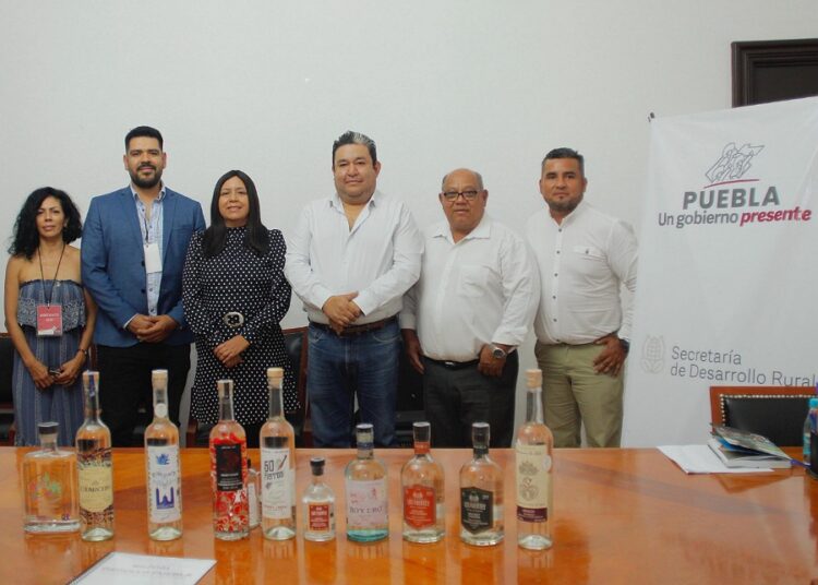 Gobierno de Puebla promueve introducción de mezcal a Canadá
