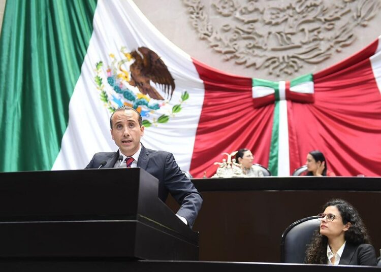 Luisa Alcalde no ofrece respuesta a cuestionamientos de Mario Riestra