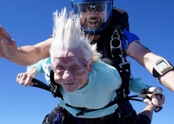 Mujer de 104 años rompe récord de salto en paracaídas