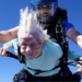 Mujer de 104 años rompe récord de salto en paracaídas