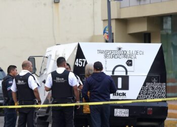 VIDEO: Guardia y mujer resultan heridos en intento de asalto a camioneta de valores