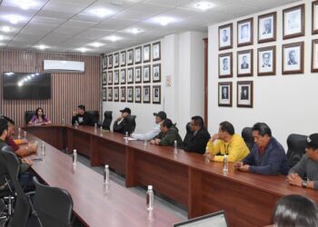 Layón firma acuerdos con líderes tianguistas para temporada decembrina