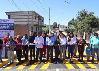 Paola Angón entrega calle pavimentada en San Agustín Calvario