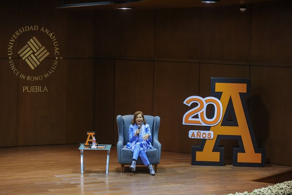 Presenta Valentina Alazraqui ‘Un viaje al corazón del hombre’ en Anáhuac Puebla