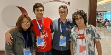 Con beca del Bienestar asiste a olimpiada de Informática y gana medalla