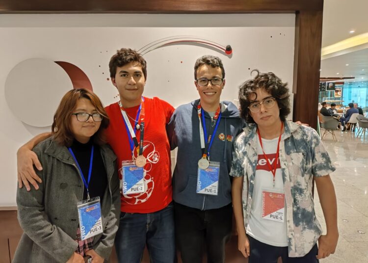 Con beca del Bienestar asiste a olimpiada de Informática y gana medalla