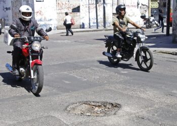 Lluvias incrementan reportes de baches