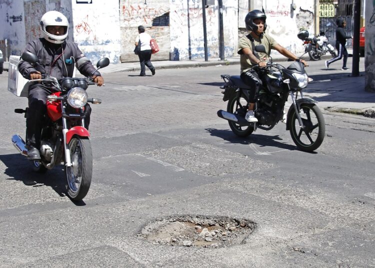 Lluvias incrementan reportes de baches