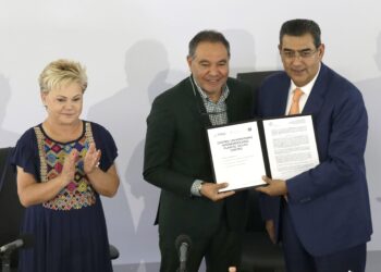 Gobierno entrega reconocimientos de validez oficial