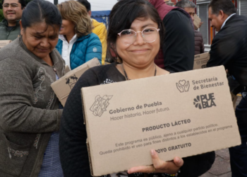 Gobierno de Puebla beneficia a familias de Acatzingo con entrega de producto lácteo
