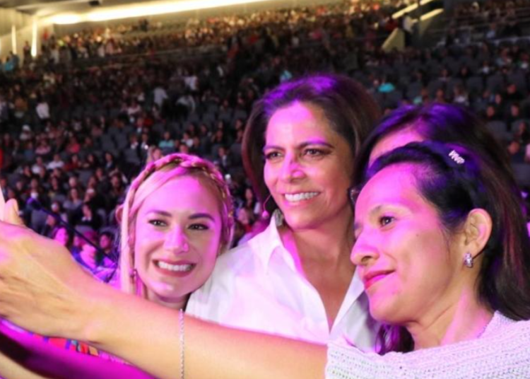 Mujeres arropan a Olivia Salomón
