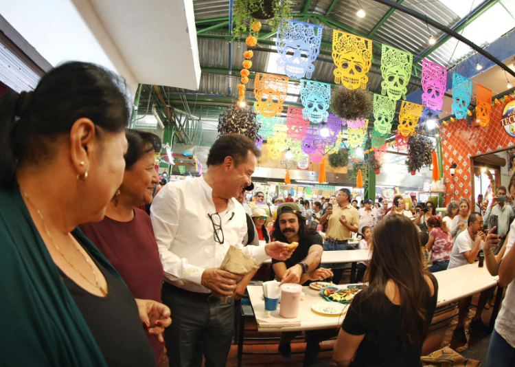 Ignacio Mier recorre mercado de Atlixco