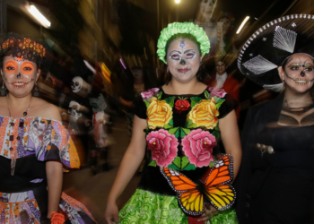 Cientos de calpenses celebran desfile de Día de Muertos