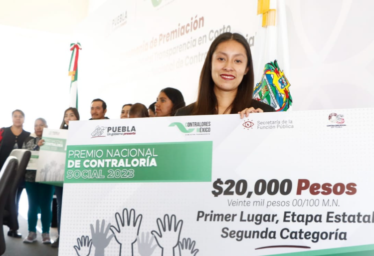 Gobierno estatal premia a jóvenes poblanos que promueven la transparencia