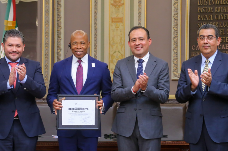 Puebla reconoce a alcalde de Nueva York, Eric L. Adams, por defensa de migrantes