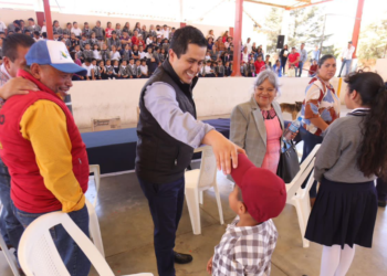 Lorenzo Rivera entrega apoyo a escuelas e inaugura importante calle