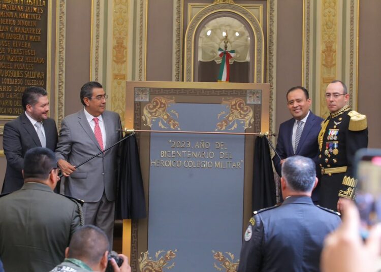 Céspedes encabeza colocación de letras de oro en honor del Colegio Militar