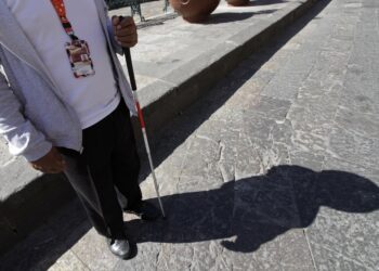Realizan caminata para mejorar movilidad de personas con discapacidad visual