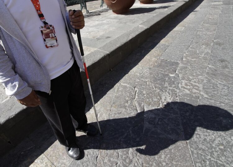 Realizan caminata para mejorar movilidad de personas con discapacidad visual