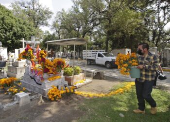 Garantizan seguridad y movilidad en panteones por Día de Muertos