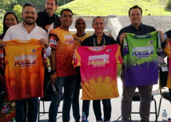 Presentan playera y medalla conmemorativas del Maratón de Puebla 2023