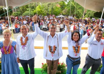 Céspedes asiste a informe de actividades de  Azucena Rosas