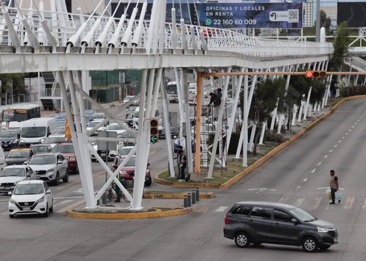 Supresión de vueltas a la izquierda agiliza tráfico vehicular en Vía Atlixcáyotl