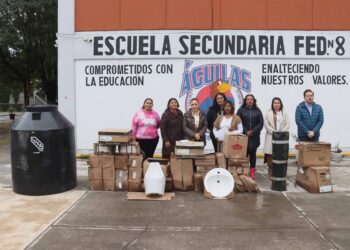 Paola Angon continúa entregando paquetes sanitarios en escuelas